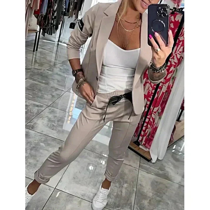 Adriana – Elegantni komplet sa blejzerom i pantalonama
