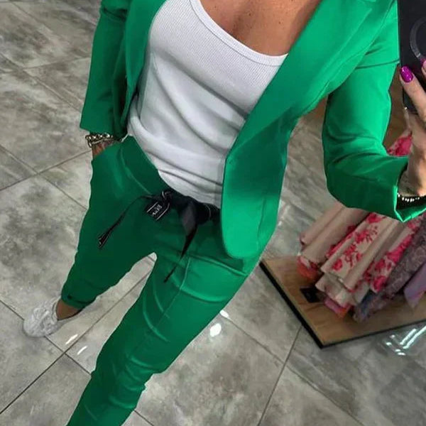Adriana – Elegantni komplet sa blejzerom i pantalonama