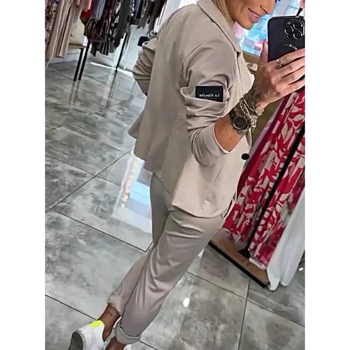 Adriana – Elegantni komplet sa blejzerom i pantalonama