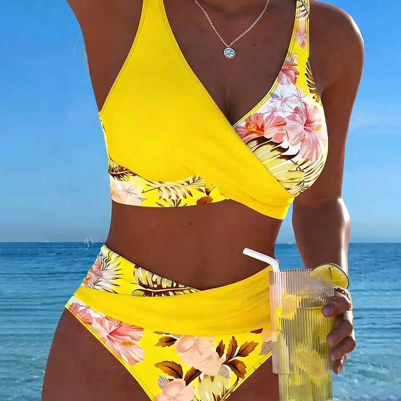 Bikini sa kontrastnim cvjetnim uzorkom i otvorom