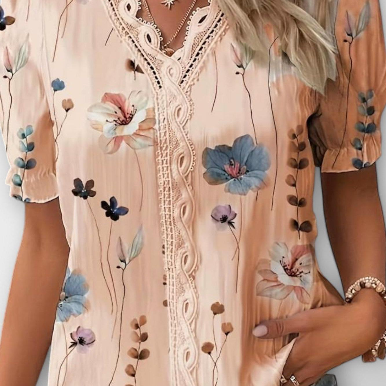Bruna - Elegantni top sa V-izrezom u obliku srca