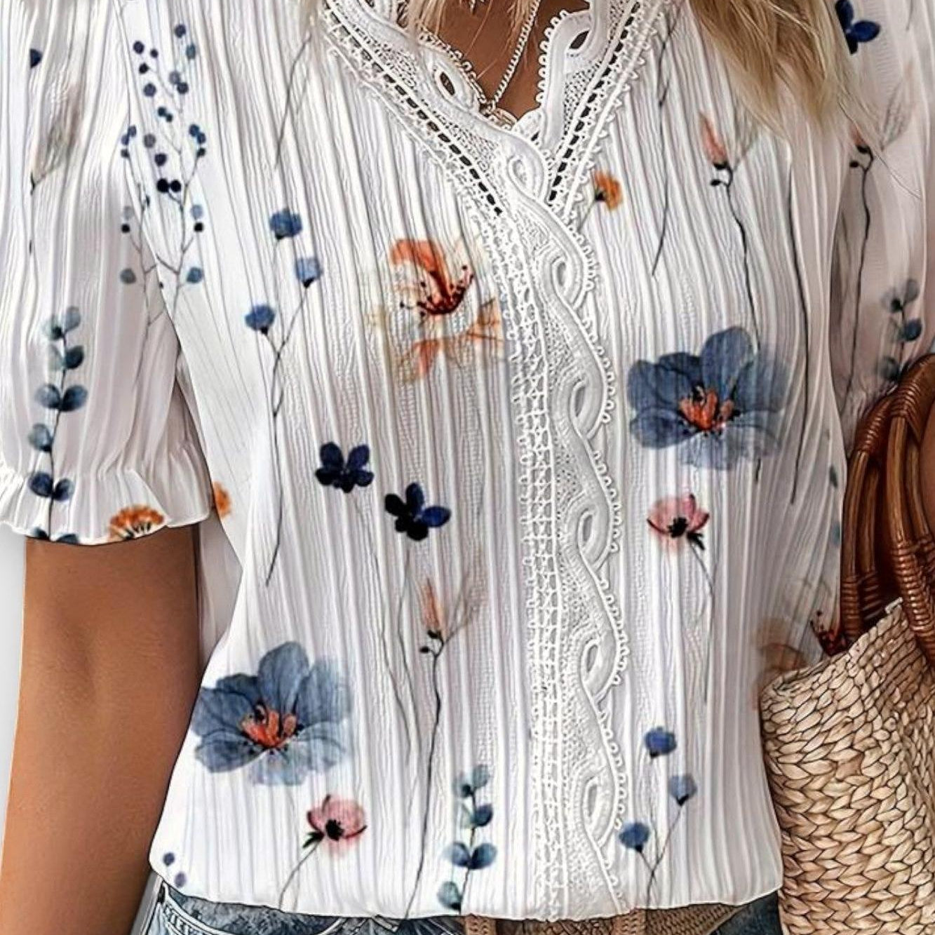 Bruna - Elegantni top sa V-izrezom u obliku srca