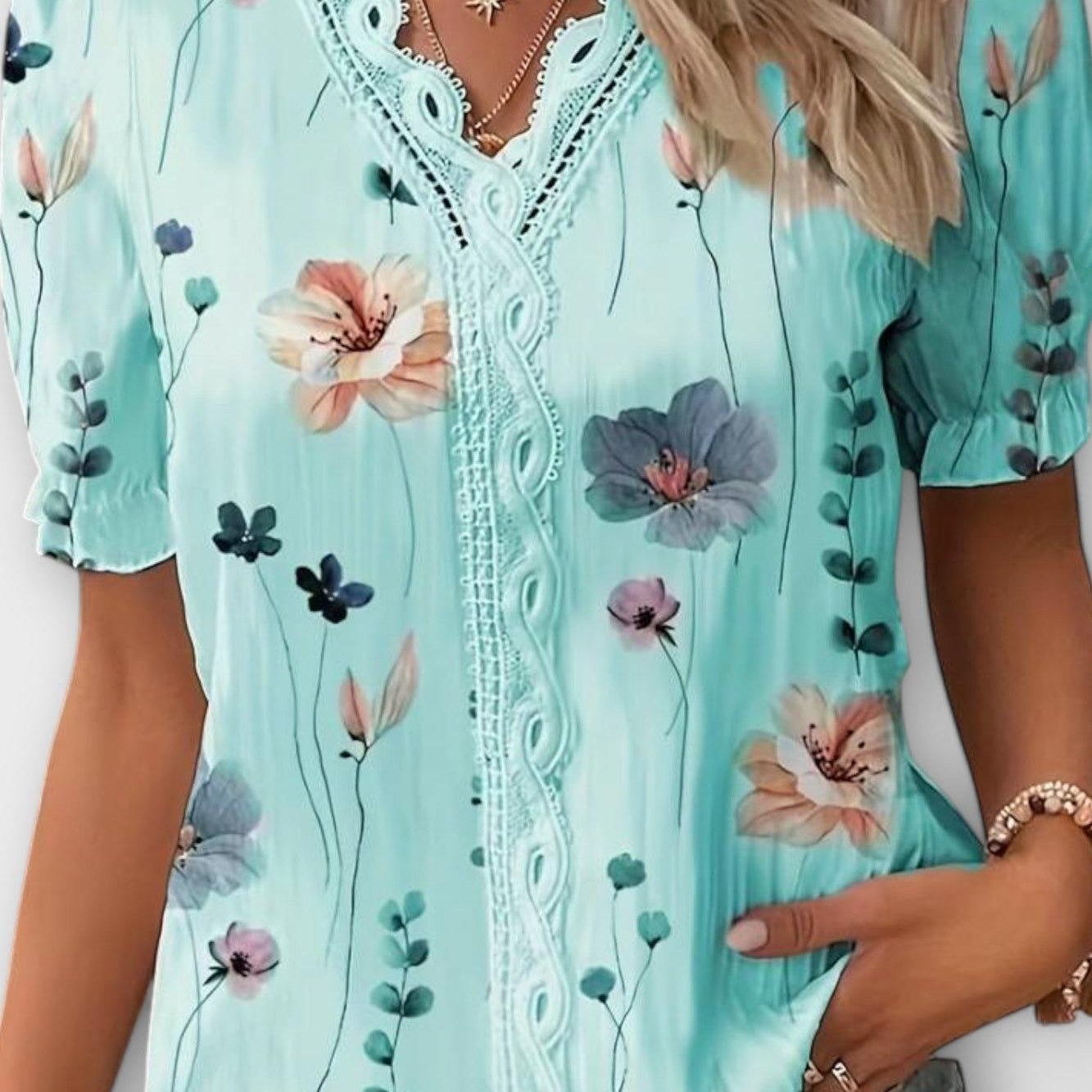 Bruna - Elegantni top sa V-izrezom u obliku srca