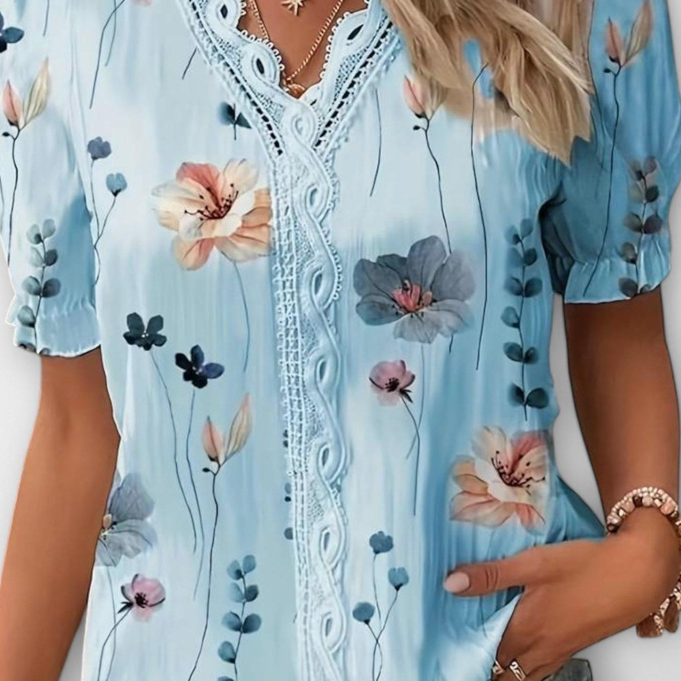 Bruna - Elegantni top sa V-izrezom u obliku srca