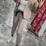 Adriana – Elegantni komplet sa blejzerom i pantalonama